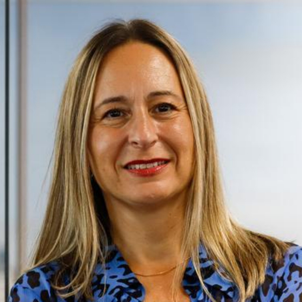 Entrevista a Cristina Barreiro sobre su libro ‘Consortes reales' artwork