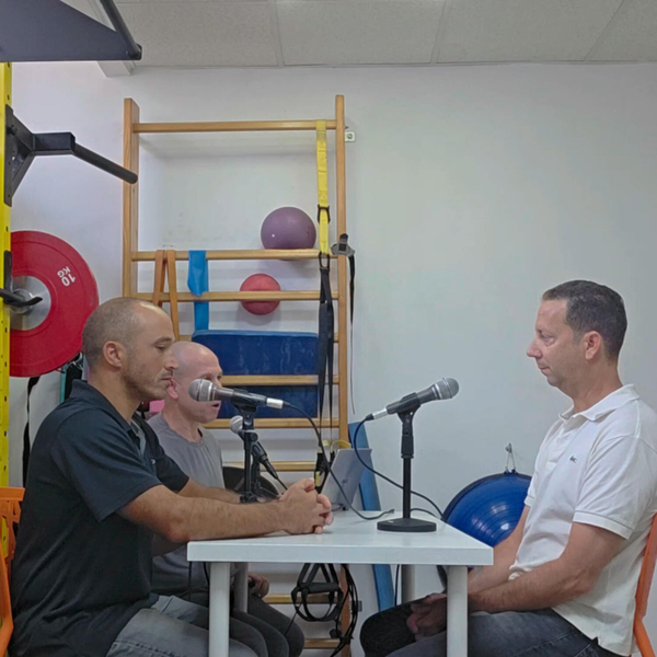 בין חדר הניתוח לקליניקה – על הקשר בין האורתופד לפיזיותרפיסט עם ד"ר יובל ארמה artwork