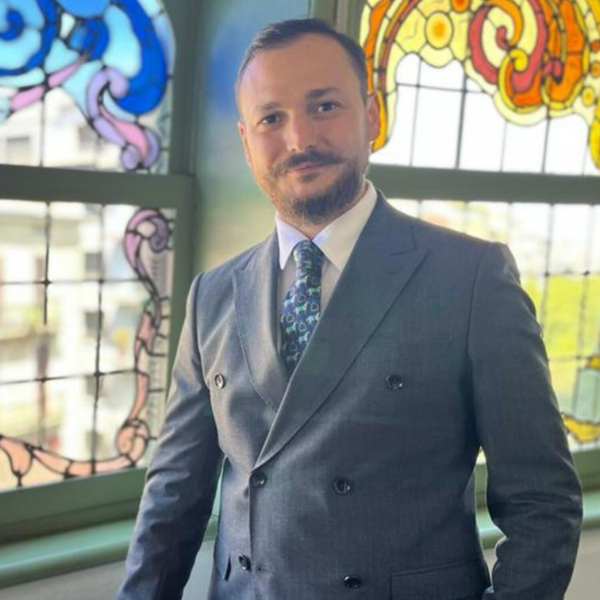 Entrevista a Levón Grigorián artwork