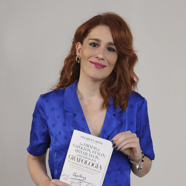 Entrevista a Macarena Arnás, grafóloga sobre su libro 'Las firmas de Napoleón, Stalin, Hitler, Elvis' artwork